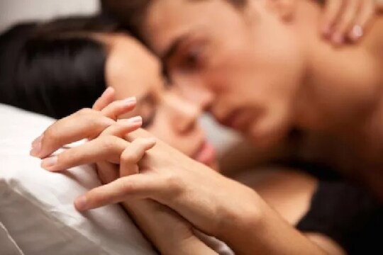 मुलांना सांगितलं माझ्याकडे पाहू नका, तोपर्यंत आईने केला बॉयफ्रेंडसोबत SEX