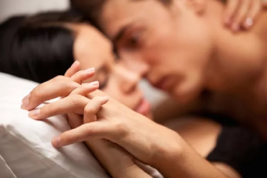 मुलांना सांगितलं माझ्याकडे पाहू नका, तोपर्यंत आईने केला बॉयफ्रेंडसोबत SEX