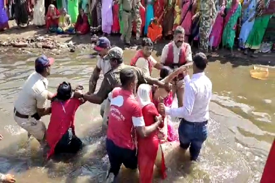 VIDEO कोल्हापुरात महिलांनी खासदारांसमोरच घेतल्या नदीत उड्या