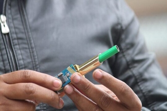 तरुणींची छेड काढल्यावर आता लिपस्टिकमधून थेट चालणार गोळी, पाहा VIDEO