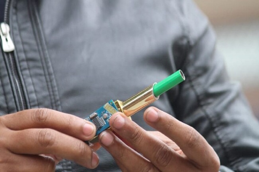 तरुणींची छेड काढल्यावर आता लिपस्टिकमधून थेट चालणार गोळी, पाहा VIDEO