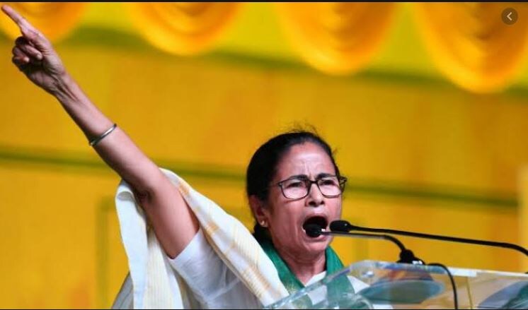 ममता बॅनर्जींना शह देणार? पंतप्रधान नरेंद्र मोदी आणि गृहमंत्री अमित शहा यांनी लोकसभा निवडणुकीत पश्चिम बंगालचं मैदान जिंकण्यासाठी मोठी ताकद लावली होती. निवडणुकीत भाजपने चांगली मुसंडीही मारली. त्यामुळे पुढील वर्षी होणाऱ्या विधानसभा निवडणुकीतही चांगली कामगिरी करत बंगालमध्ये भाजपचा झेंडा रोवण्याचं आव्हान नड्डा यांच्यासमोर असणार आहे. ममता बॅनर्जींना शह देणार? पंतप्रधान नरेंद्र मोदी आणि गृहमंत्री अमित शहा यांनी लोकसभा निवडणुकीत पश्चिम बंगालचं मैदान जिंकण्यासाठी मोठी ताकद लावली होती. निवडणुकीत भाजपने चांगली मुसंडीही मारली. त्यामुळे पुढील वर्षी होणाऱ्या विधानसभा निवडणुकीतही चांगली कामगिरी करत बंगालमध्ये भाजपचा झेंडा रोवण्याचं आव्हान नड्डा यांच्यासमोर असणार आहे.
