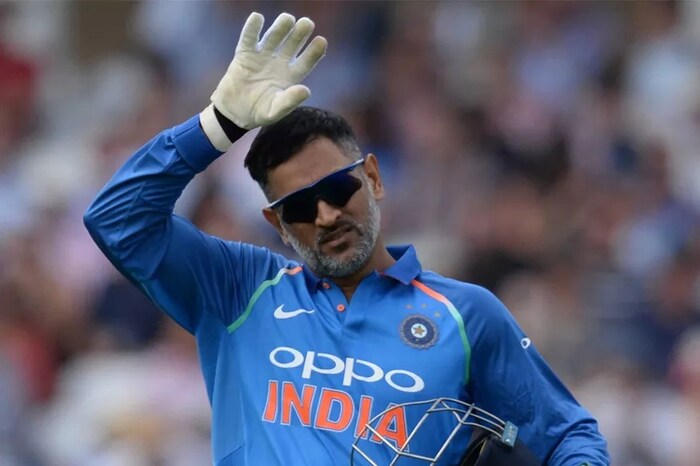 एमएस धोनीच्या निवृत्तीची बरीच चर्चा आहे. गेल्या वर्षी झालेल्या विश्वचषक उपांत्य सामन्यात झालेल्या पराभवानंतर धोनी क्रिकेट खेळलेला नाही. केएल राहुल, ऋषभ पंत यांच्यासारख्या खेळाडूंना संघात स्थान मिळाल्यामुळे धोनीला टी-20 आणि एकदिवसीय सामन्यात कमबॅक करणे कठिण असेल.