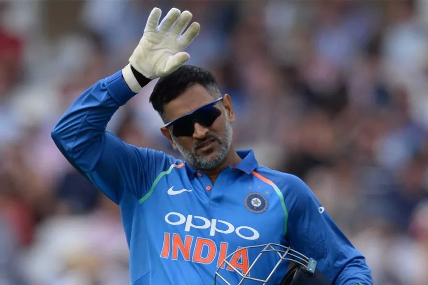 एमएस धोनीच्या निवृत्तीची बरीच चर्चा आहे. गेल्या वर्षी झालेल्या विश्वचषक उपांत्य सामन्यात झालेल्या पराभवानंतर धोनी क्रिकेट खेळलेला नाही. केएल राहुल, ऋषभ पंत यांच्यासारख्या खेळाडूंना संघात स्थान मिळाल्यामुळे धोनीला टी-20 आणि एकदिवसीय सामन्यात कमबॅक करणे कठिण असेल.