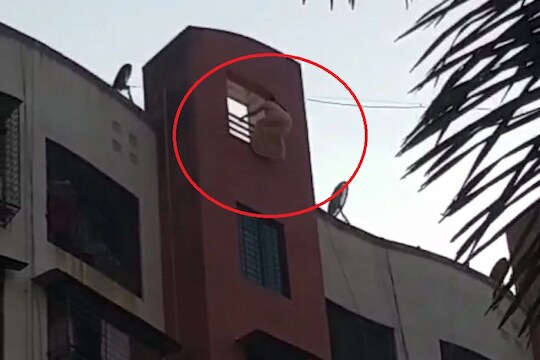 VIDEO पाहून तुमचीही मान शरमेने खाली जाईल!  महिला इमारतीवरून उडी मारत होती आणि...