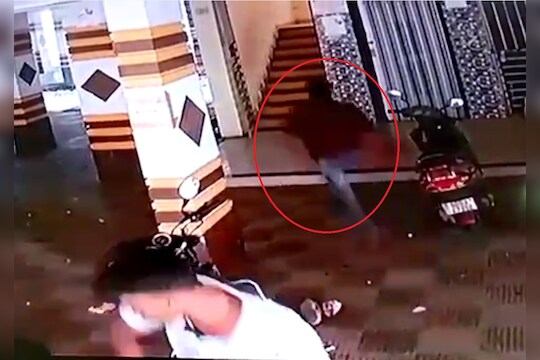 तो पळत राहिला तरी मित्र करत होता चाकूने वार, हत्येचा थरारक VIDEO