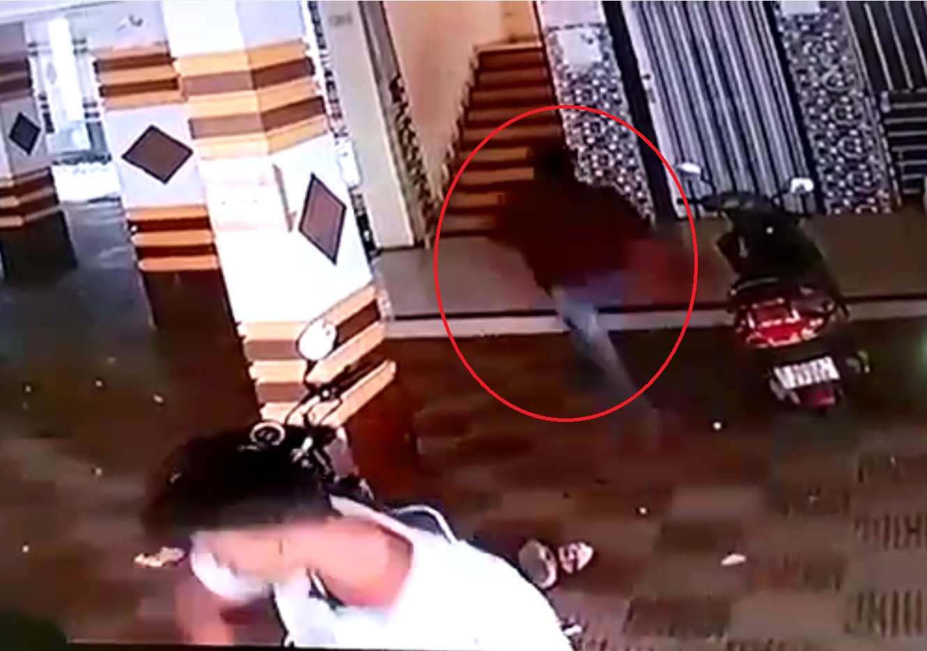 तो पळत राहिला तरी मित्र करत होता चाकूने वार, हत्येचा थरारक VIDEO