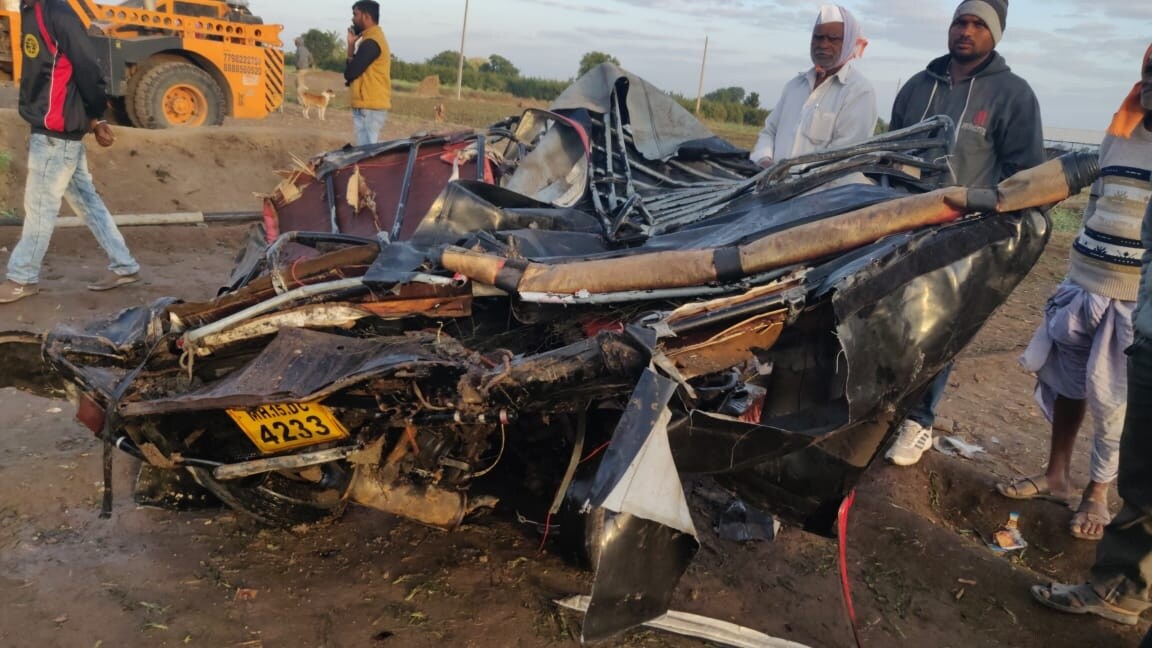 प्रवाशांचा मृतदेह बाहेर काढण्यात आले आहे. घटनेची माहिती मिळताच अग्निशमन दल आणि पोलीस घटनास्थळी दाखल झाले होते. बसची मागील काच फोडून प्रवाशांना बाहेर काढण्यात आलं. पाच तासांच्या अथक प्रयत्नानंतर 5 क्रेनच्या मदतीने विहिरीतून बस बाहेर काढण्यात अग्निशमन दलाला यश आलं. प्रवाशांचा मृतदेह बाहेर काढण्यात आले आहे. घटनेची माहिती मिळताच अग्निशमन दल आणि पोलीस घटनास्थळी दाखल झाले होते. बसची मागील काच फोडून प्रवाशांना बाहेर काढण्यात आलं. पाच तासांच्या अथक प्रयत्नानंतर 5 क्रेनच्या मदतीने विहिरीतून बस बाहेर काढण्यात अग्निशमन दलाला यश आलं.