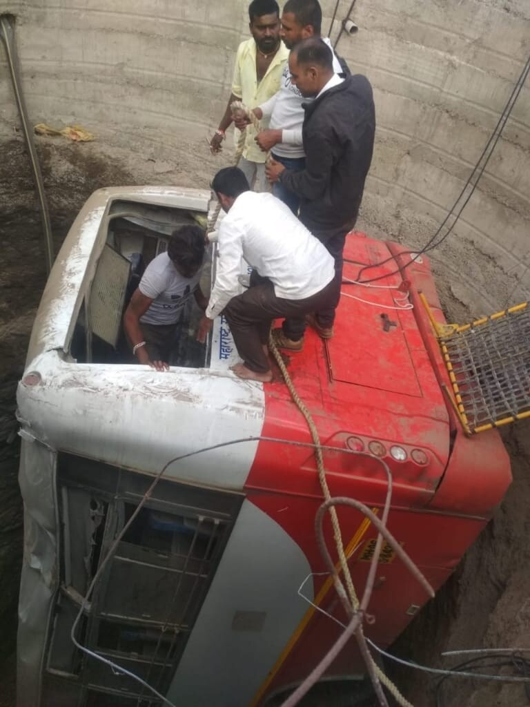 बचावकार्य अधिक वेगाने व्हावे यासाठी एनडीआरएफच्या जवानांची मदतही घ्यावी तसेच मृत व जखमींच्या नातेवाईकांना सर्व आवश्यक सहाय्य करावे असेही मुख्यमंत्र्यांनी सांगितले आहे. बचावकार्य अधिक वेगाने व्हावे यासाठी एनडीआरएफच्या जवानांची मदतही घ्यावी तसेच मृत व जखमींच्या नातेवाईकांना सर्व आवश्यक सहाय्य करावे असेही मुख्यमंत्र्यांनी सांगितले आहे.