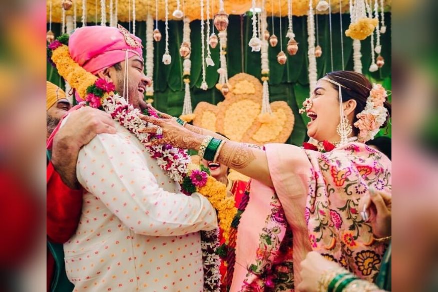 VIDEO : नेहा पेंडसेनं लग्नात घेतला असा भन्नाट उखाणा की, ऐकून नवराही लाजला