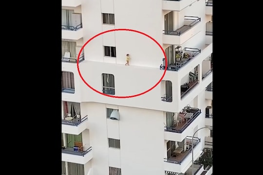 चौथ्या मजल्याच्या खिडकीतून बाहेर आली चिमुकली, श्वास रोखून पाहा VIDEO