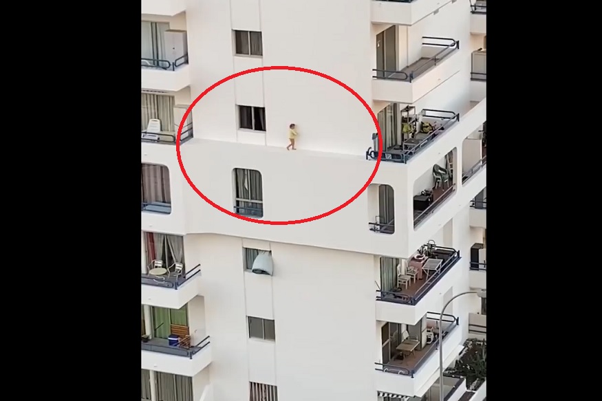 चौथ्या मजल्याच्या खिडकीतून बाहेर आली चिमुकली, श्वास रोखून पाहा VIDEO