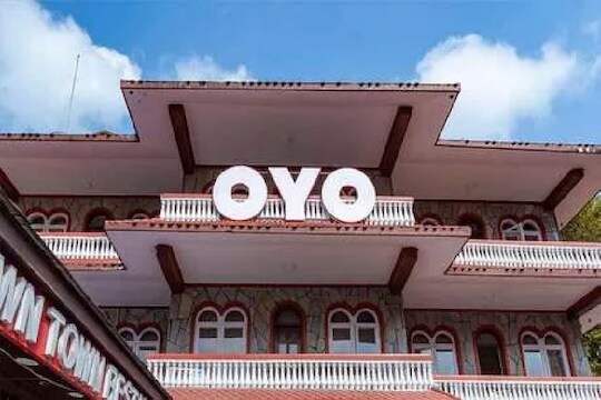 मंदीचा फटका! OYO रूम्स करणार 1 हजार कर्मचाऱ्यांची कपात