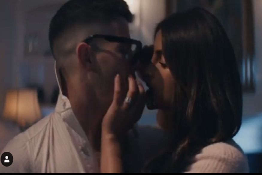 प्रियांका आणि निक यांची रोमँटिक क्लिप VIRAL; फक्त शर्टमध्ये रोमान्स करताना दिसलं सेलेब्रिटी कपल