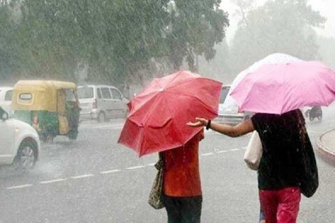 अरबी समुद्र आणि बंगालच्या उपसागरावरून आलेली हवा घाट माथ्यावर एकञ आल्याने जोरदार पाऊस पडणार असल्याचं हवामान खात्याकडून सांगण्यात येत आहे.
