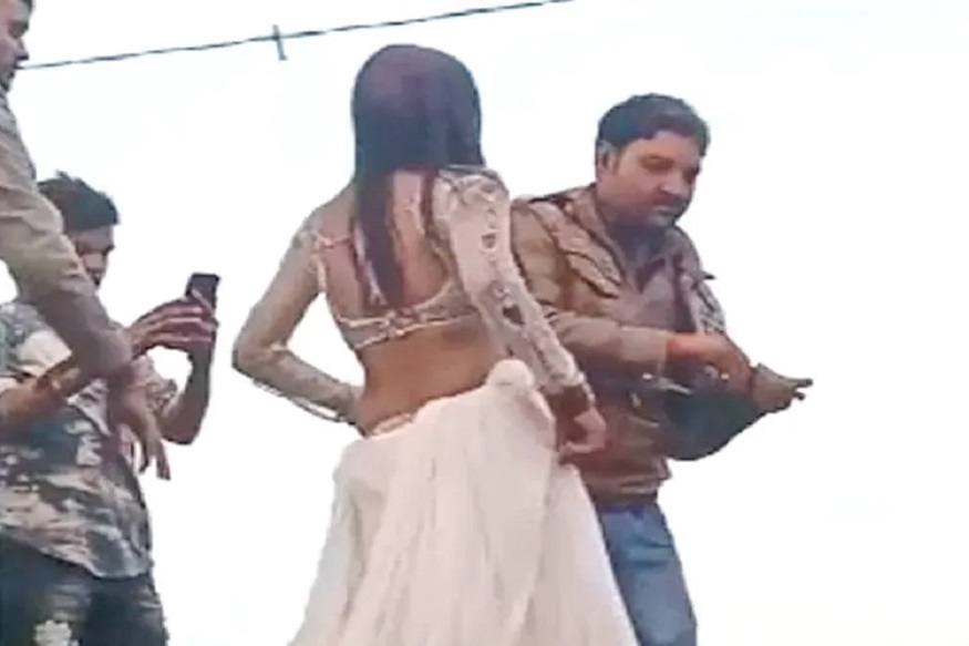 VIDEO : ‘रंगील’ सरपंचाचा बारबालांसोबत अश्लील डान्स, निवडणूक जिंकताच केला हवेत गोळीबार