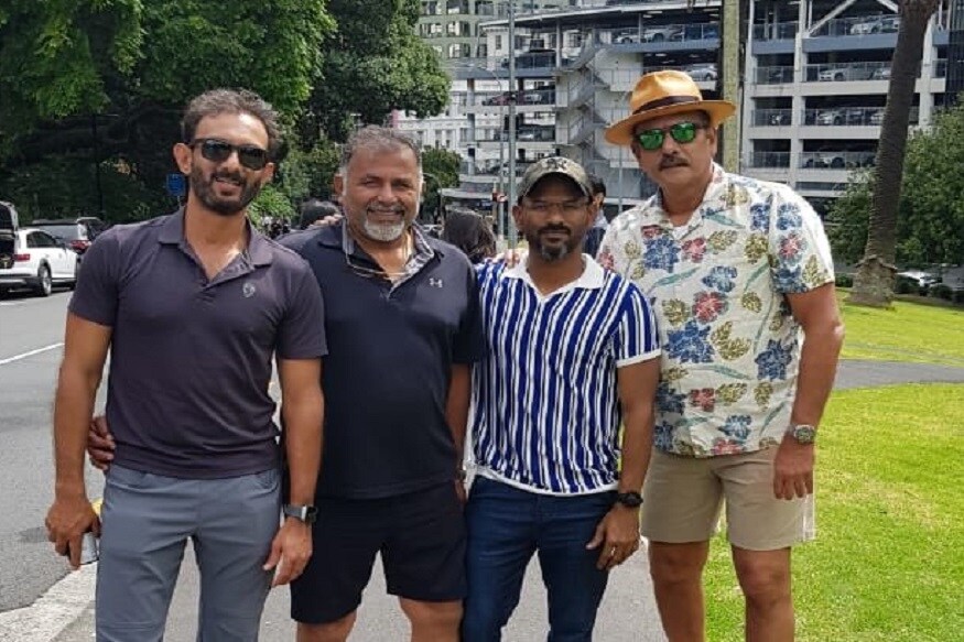 काही खेळाडू जिममध्ये फिटनेसकडे लक्ष देत असताना प्रशिक्षक रवी शास्त्री फिरण्यासाठी गेले आहेत. त्यांनी फोटो शेअर करताना म्हटलं की, आरामात श्वास घ्या. काही खेळाडू जिममध्ये फिटनेसकडे लक्ष देत असताना प्रशिक्षक रवी शास्त्री फिरण्यासाठी गेले आहेत. त्यांनी फोटो शेअर करताना म्हटलं की, आरामात श्वास घ्या.