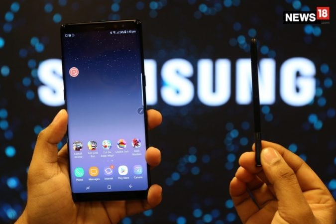 Samsung कंपनीच्या मोबाईलमध्ये सध्या Android OS 9 अपडेट आहे. येत्या काही दिवसांमध्ये Android OS 10 ग्राहकांना अपडेट करावं लागणार आहे. आता Galaxy S9, Galaxy S9 Plus, Galaxy Note 9, Galaxy Fold, Samsung M40 आणि Samsung M30s मोबाईलसाठी Android OS 10 ची सेवा जारी कऱण्यात आली आहे. मात्र अजून सिस्टिम अपडेटचे नोटिफिकेशन्स ग्राहकांना मिळालेले नाहीत. तुम्ही जवळच्या सर्व्हिस सेंटरमधूनही सिस्टिम अपडेट करून घेऊ शकता. Samsung कंपनीच्या मोबाईलमध्ये सध्या Android OS 9 अपडेट आहे. येत्या काही दिवसांमध्ये Android OS 10 ग्राहकांना अपडेट करावं लागणार आहे. आता Galaxy S9, Galaxy S9 Plus, Galaxy Note 9, Galaxy Fold, Samsung M40 आणि Samsung M30s मोबाईलसाठी Android OS 10 ची सेवा जारी कऱण्यात आली आहे. मात्र अजून सिस्टिम अपडेटचे नोटिफिकेशन्स ग्राहकांना मिळालेले नाहीत. तुम्ही जवळच्या सर्व्हिस सेंटरमधूनही सिस्टिम अपडेट करून घेऊ शकता.