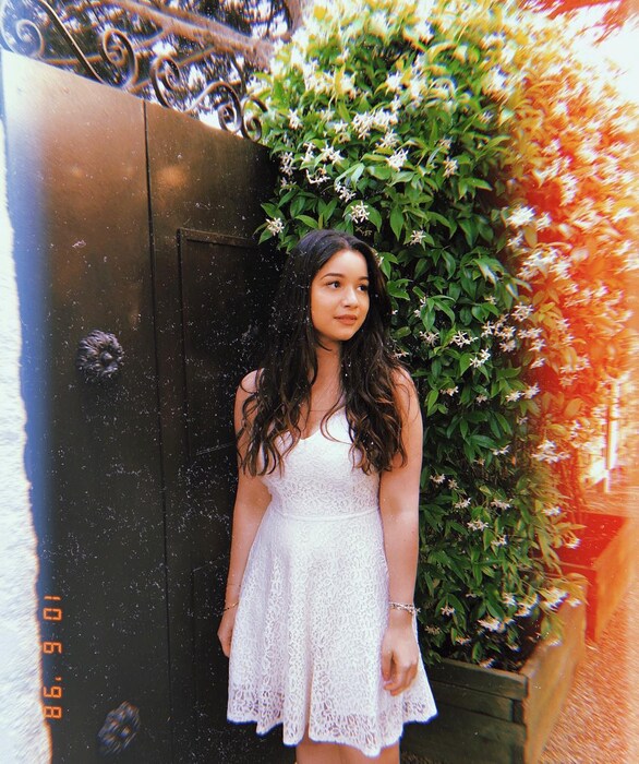 बॉलिवूड किंवा लाइमलाइटपासून नेहमीच दूर राहणारी सारा सौंदर्याच्या बाबतीत मात्र बॉलिवूड अभिनेत्रींनाही टक्कर देते. 