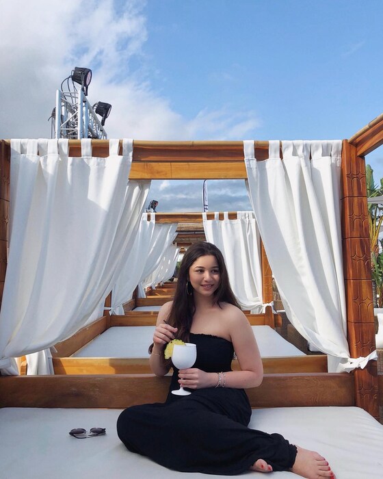 ग्लॅमरपासून दूर राहणाऱ्या सारा तेंडुलकरचा सोशल मीडियावर मात्र मोठा चाहता वर्ग आहे. इन्सटाग्रामवरही तिचे 6 लाखांपेक्षा जास्त फॉलोवर्स आहेत. 