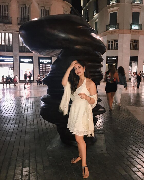 सारा नेहमीच तिच्या इन्स्टाग्रामवर तिचे ग्लॅमरस फोटो शेअर करत असते. तिचा फॅशन सेन्स सुद्धा एखाद्या अभिनेत्री पेक्षा कमी नाही. 