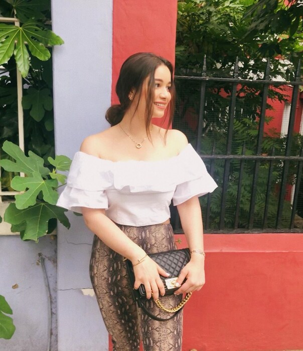 सारा सध्या लंडनमध्ये तिचं शिक्षण पूर्ण करत आहे. पण जेव्हाही ती भारतात येते त्यावेळी तिच्या लुकच्या चर्चा सोशल मीडियावर होतातच. 