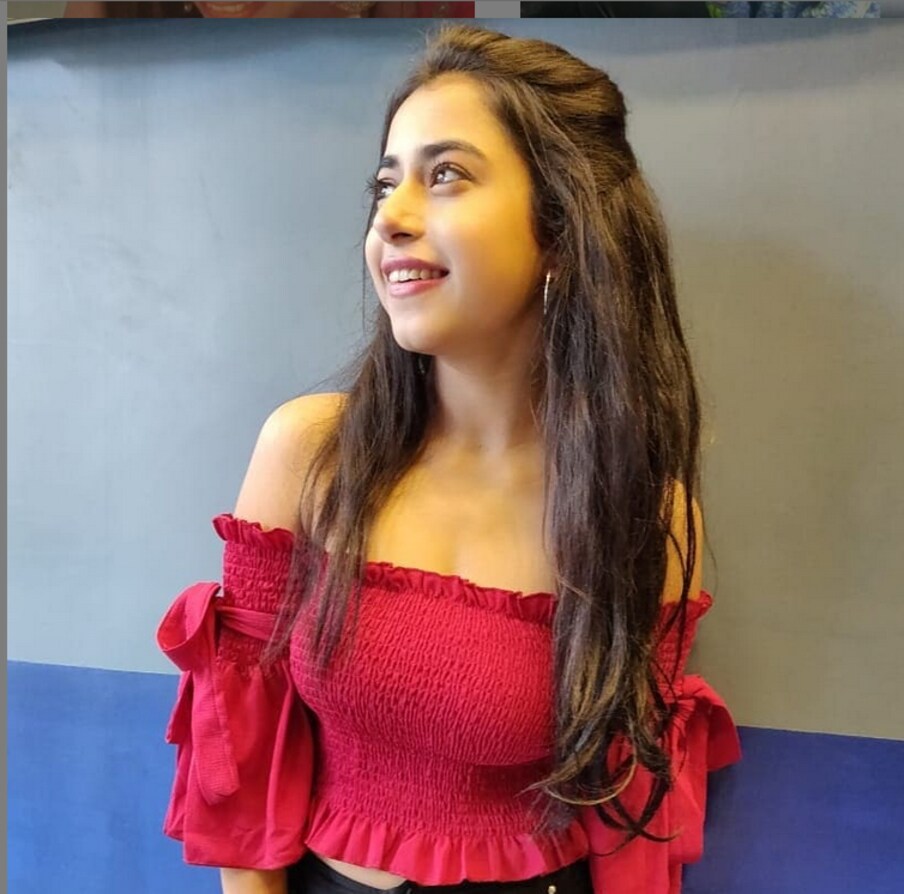   'आपण गेल्या दीड महिन्यापासून  नैराश्यात असून  आत्महत्या करत आहोत, त्याकरिता कोणालाही  जबाबदार ठरवू नये' असं तिने सुसाईड नोटमध्ये नमूद केलं.