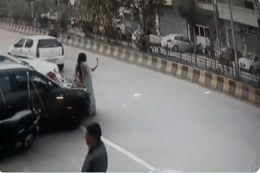 तुम्ही रस्त्यात उभं राहून सेल्फी काढता का? हा VIRAL VIDEO आधी पाहाच