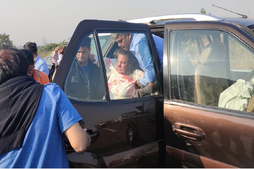 ज्येष्ठ अभिनेत्री शबाना आझमी यांच्या गाडीला भीषण अपघात