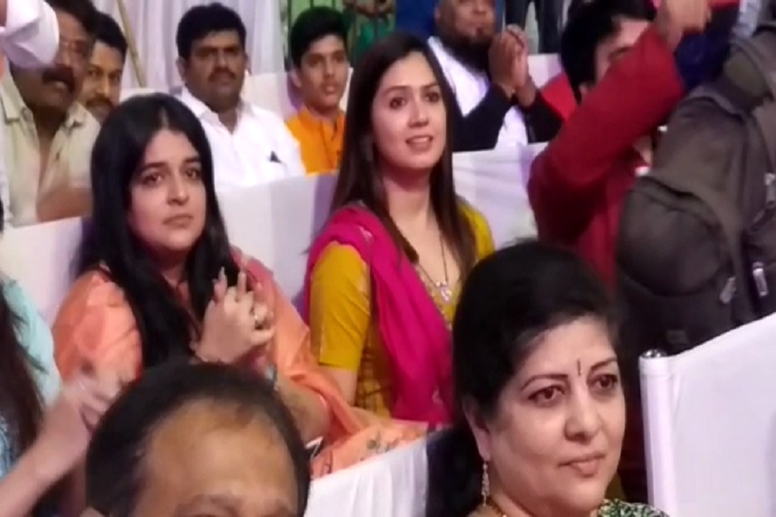 VIDEO अमित ठाकरेंचा राजकारणात प्रवेश होताच आई शर्मिला आणि बहिणीच्या डोळ्यात पाणी