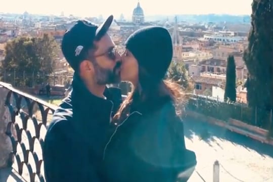 इटलीमध्ये रोमँटिक झाली सोनम कपूर, शेअर केला पतीसोबतचा लिपलॉक KISS VIDEO