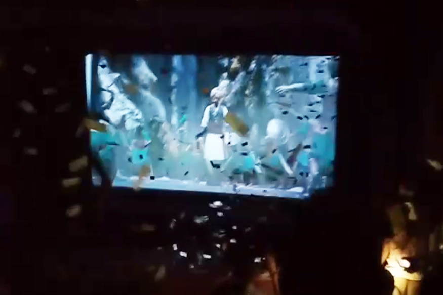 'तानाजी'त अजय देवगणच्या एंट्रीवर थिएटरमध्ये नोटांचा पाऊस, पाहा हा VIDEO