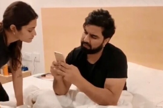 VIDEO बायको सांगत होती काम, नवरा होता फोनमध्ये बिझी नंतर काय झालं तुम्हीच पाहा