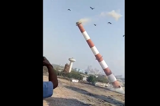 पापणी लवताच पडला 100 फूटी उंच टॉवर, पाहा थरारक VIDEO