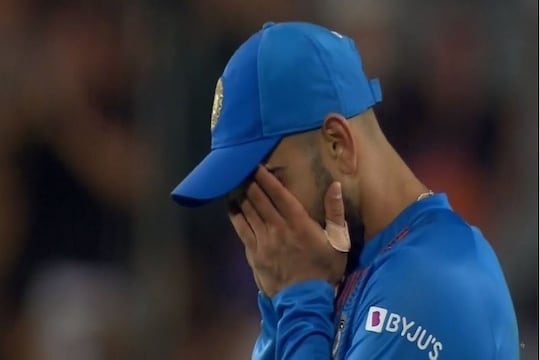 IND vs NZ : विराटने केली अशी चूक की LIVE सामन्यातच लपवावं लागलं तोंड!