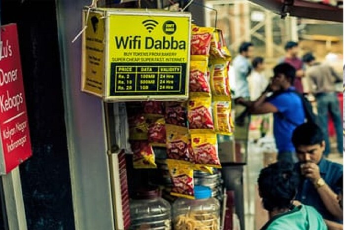 रिलायन्स जिओ इतर टेलिकम्युनिकेशन कंपन्यांपेक्षा स्वस्तात इंटरनेट, कॉलिंगच्या सुविधा पुरवते. आता बेंगळुरूतील एका कंपनीने फक्त 1 रुपयात 1 जीबी डेटा देण्यास सुरुवात केली आहे. 