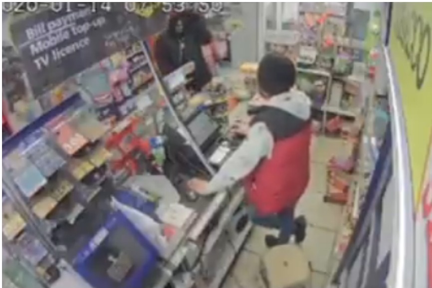 चोरीचा डाव फसला, दुकानदारानंचं असा शिकवला धडा, पाहा VIDEO