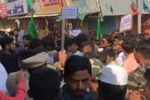 दुकान बंद करायला लावणाऱ्यांच्या डोळ्यात व्यापाऱ्याने फेकली मिरची पावडर दुकान बंद करायला लावणाऱ्यांच्या डोळ्यात व्यापाऱ्याने फेकली मिरची पावडर