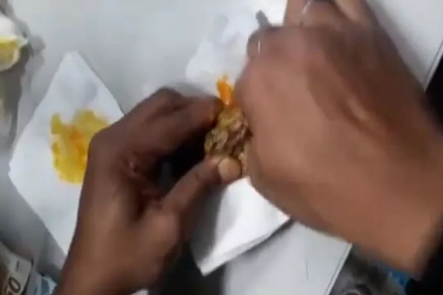 मुराद आलम असे या तस्करी करणाऱ्या व्यक्तिचे नाव असून बुधवारी एअर इंडियाच्या विमानाने दुबईला पळून जाण्यासाठी आला होता. मुराद आलम चेक इन एरियामध्ये असताना जवानांना संशय आला. मुराद आलम असे या तस्करी करणाऱ्या व्यक्तिचे नाव असून बुधवारी एअर इंडियाच्या विमानाने दुबईला पळून जाण्यासाठी आला होता. मुराद आलम चेक इन एरियामध्ये असताना जवानांना संशय आला.