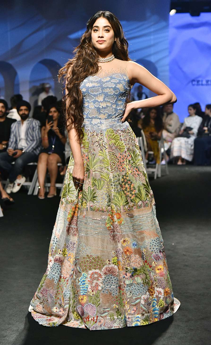 बॉलिवूड अभिनेत्री जान्हवी कपूरने शोस्टॉपर म्हणून कॅटवॉक केला. जान्हवीने ब्लू लाइट ग्रीन कलरचा लेहंगा घातला होता. या लेहंग्यावर फ्लोरल डिझाइन होती. Summer एडिशन म्हणून हे डिझाइन्स तयार करण्यात आले आहेत. बॉलिवूड अभिनेत्री जान्हवी कपूरने शोस्टॉपर म्हणून कॅटवॉक केला. जान्हवीने ब्लू लाइट ग्रीन कलरचा लेहंगा घातला होता. या लेहंग्यावर फ्लोरल डिझाइन होती. Summer एडिशन म्हणून हे डिझाइन्स तयार करण्यात आले आहेत.