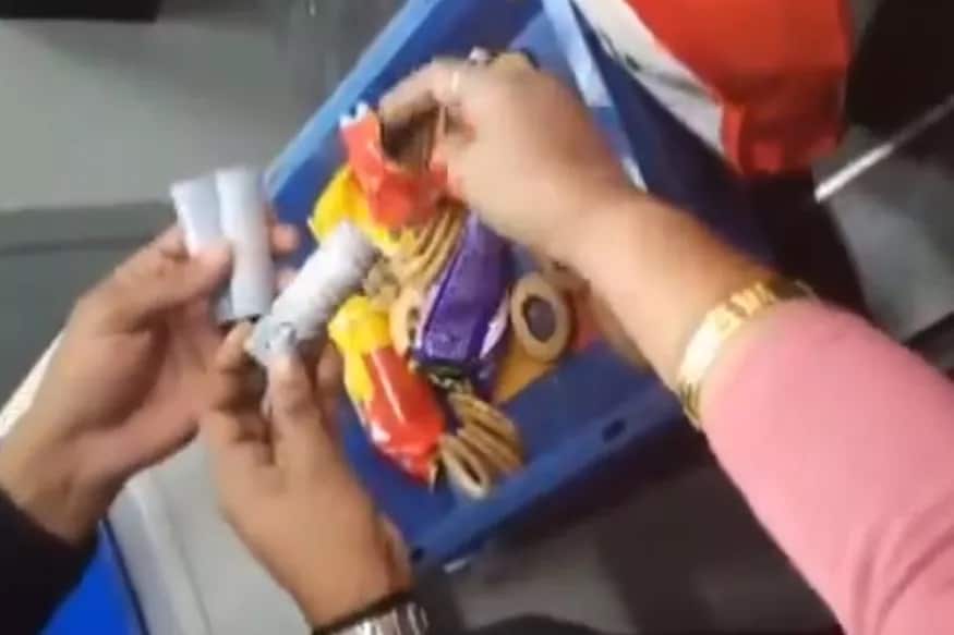 जवानांनी त्याच्या बॅगची तपासणी केल्यानंतर त्यात भुईमुगाच्या शेंगा, मटन करी आढळून आली. त्यात त्यानं चक्क 45 लाखांच्या नोटा लपवल्या होत्या. जवानांनी त्याच्या बॅगची तपासणी केल्यानंतर त्यात भुईमुगाच्या शेंगा, मटन करी आढळून आली. त्यात त्यानं चक्क 45 लाखांच्या नोटा लपवल्या होत्या.
