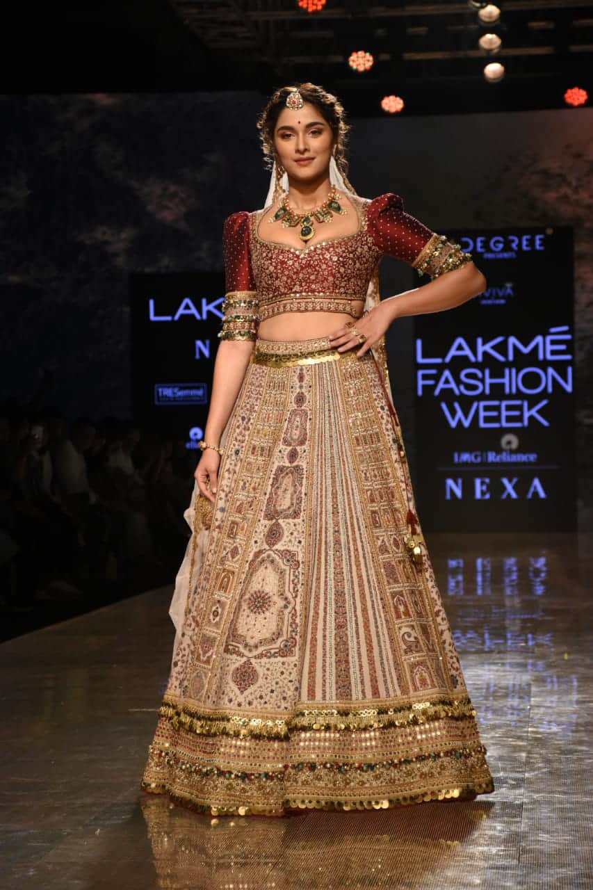 अभिनेत्री आणि दिग्दर्शक महेश मांजरेकर यांची मुलगी सई मांजरेकर हिनेही लॅक्मे फॅशन विकमध्ये कॅटवॉक केला. यावेळी तिने लाल आणि न्यूड रंगाचा लेहंगा घातला होता. अभिनेत्री आणि दिग्दर्शक महेश मांजरेकर यांची मुलगी सई मांजरेकर हिनेही लॅक्मे फॅशन विकमध्ये कॅटवॉक केला. यावेळी तिने लाल आणि न्यूड रंगाचा लेहंगा घातला होता.