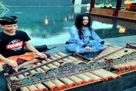 'डरते तो वो है...' मोदींचे शब्द वापरत अमृता फडणवीस यांचा VIDEO, गाणं नव्हे नवं वाद्य