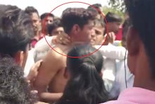 VIDEO : छेड काढणं पडलं महागात, मुलींनी रोडरोमियोला भर रस्त्यात दिला चोप
