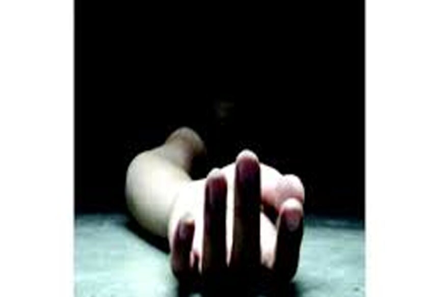 नागार्जुनने वारंवार तिला याबाबत चेतावनी दिली होती. तिचं दुसऱ्या पुरुषांसोबतची वागणूक त्याला आवडत नव्हती. मंगळवारी पुन्हा याच गोष्टीवरुन दोघांमध्ये वाद सुरू झाला. त्यावेळी नागार्जुनने रागाच्या भरात तिच्या गळ्यावरुन सुरा फिरवला. नागार्जुनने वारंवार तिला याबाबत चेतावनी दिली होती. तिचं दुसऱ्या पुरुषांसोबतची वागणूक त्याला आवडत नव्हती. मंगळवारी पुन्हा याच गोष्टीवरुन दोघांमध्ये वाद सुरू झाला. त्यावेळी नागार्जुनने रागाच्या भरात तिच्या गळ्यावरुन सुरा फिरवला.