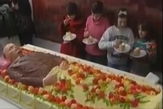 Viral Video: अ‍ॅनिव्हर्सरीला बनवला 'मृतदेहाचा केक', चाकूने कापून लोकांमध्येही वाटला