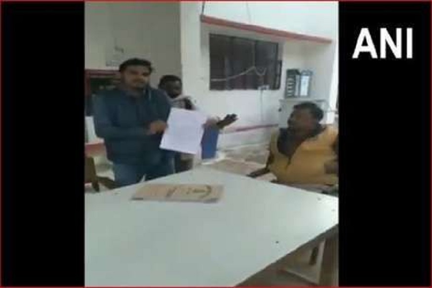 पोलिसाची गुंडगिरी, तक्रार करणाऱ्या तरुणाचीच केली धुलाई, VIDEO VIRAL