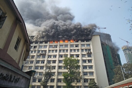 मुंबईच्या GST भवनाची भीषण आग अखेर आटोक्यात, 300 कर्मचारी सुखरुप