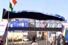 डोनाल्ड ट्रम्प यांच्या स्वागतासाठी मोटेरा स्टेडियमवर उभारण्यात आलेला गेट कोसळला