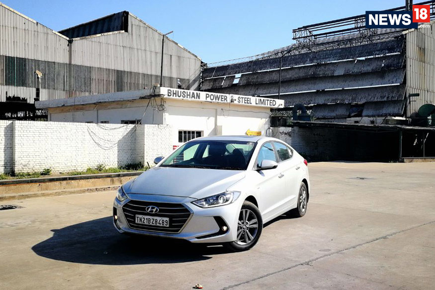 ELANTRA: या मॉडेलची एक्स शोरूम दिल्लीतील किंमत 15.89 लाखांपासून 20.39 लाखांपर्यंत आहे. पेट्रोल आणि डिझेलच्या दोन्ही व्हॅरिएंट्सवर 2.50 लाखांपर्यंतचे फायदे मिळणार आहेत. ELANTRA: या मॉडेलची एक्स शोरूम दिल्लीतील किंमत 15.89 लाखांपासून 20.39 लाखांपर्यंत आहे. पेट्रोल आणि डिझेलच्या दोन्ही व्हॅरिएंट्सवर 2.50 लाखांपर्यंतचे फायदे मिळणार आहेत.